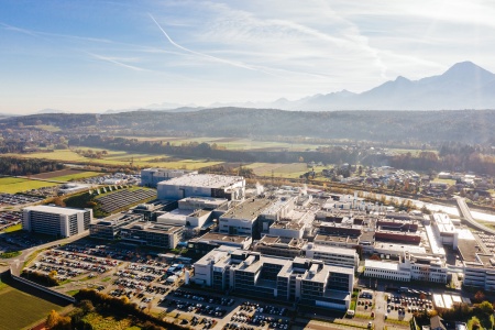 Gesamtansicht Standort Villach mit neuem Forschungsgebäude und neuer Chipfabrik