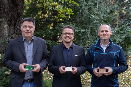 Benno Flecker, Patrick Friesser and Szabolcs Tompa-Antal from the development centre in Graz with SECORA™ Pay Green cards made of wood, paper and ceramic. Benno Flecker: "By integrating the antenna into the security chip of the ATM or credit card for the first time, the card can be completely recycled at the end of its life cycle - the chip module can be broken out of the card and disposed of separately as electronic waste.  Alternative materials for the card body are also possible, e.g. ATM or credit cards made of wood, paper, ceramics or even recycled plastic."