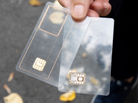 With conventional payment cards (left in the picture), a separate foil layer with a copper wire antenna is embedded in the material of the card. The different layers and the copper wire antenna, which covers the entire card body, make simple recycling of conventional contactless payment cards almost impossible. SECORA Pay Green from Infineon is now setting a new standard for the recycling process of dual-interface payment cards. The new eco-friendly Coil-on-Module (eCoM) package combines the security controller and software components as well as the antenna required for contactless transactions.