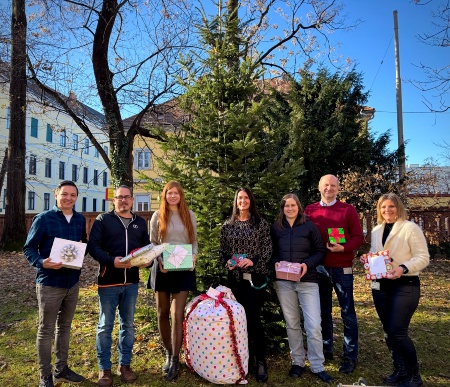 Gift handover Christmas Wish Tree in Graz, f.l.t.r.: Two representatives of Pro Juventute, Elisabeth Neuhold, Sabine Staudinger and Stadlbauer Carina (Infineon Graz) Stefan Rohringer (Country R&D Officer Austria), Sonja Groicher (Infineon Graz)