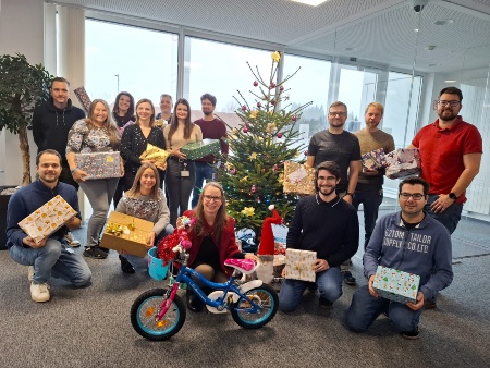 Gift handover Christmas Wish Tree in Linz, f.l.t.r.: Representatives of the Pro Juventute, Infineon Linz: Martina Ringer, Jana Eder, Sarah Sautner, Clemens Pfeffer, Andrea Tvrzicka, Alexandros Zoltan Gyoember, Daniel Maier, Bernhard Berger, Alexander Krieger; bottom from left to right: Mathias Zinnoecker and Nina Bader (Infineon Graz), Petra Habenschuss (Pro Juventute), Sven Wassmann and Stefan Seeber (Infineon Linz).Mathias Zinnoecker and Nina Bader (Infineon Graz), Petra Habenschuss (Pro Juventute), Sven Wassmann and Stefan Seeber (Infineon Linz)