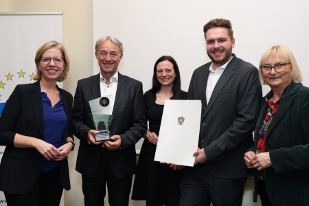 Umweltmanagment-Preis 2024  v.l.n.r.: Bundesministerin Leonore Gewessler, Infineon Austria Produktionsvorstand Thomas Reisinger, Astrid Tschinderle und Fabian Bärnthaler (Infineon Austria), Bettina Hoffmann Parlamentarische Staatssekretärin BMUV (Deutschland) ©Infineon