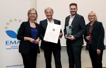 Umweltmanagement-Preis Verleihung von links nach rechts: Klimaschutzministerin Leonore Gewessler, Infineon Austria Vorstand für Operations Thomas Reisinger, Infineon Projektmanager Fabian Bärnthaler, Bettina Hoffmann, Parlamentarische Staatssekretärin BMUV (Deutschland) ©Umweltbundesamt/B.Gröger