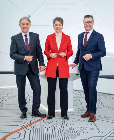 From left to right: Thomas Reisinger, Board Member Operations Infineon Technologies Austria AG; Sabine Herlitschka, CEO Infineon Technologies Austria AG; Jörg Eisenschmied, CFO Infineon Technologies Austria AG