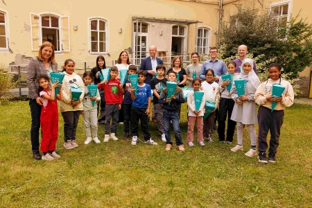 Graz, hinten v.l.n.r.: Caritasdirektorin Steiermark Nora Tödtling-Musenbichler, Caritas Praktikantin Valentina Hammer, Infineon-Lernhelferin Isabella Biedermann, Infineon Lernhelfer Werner Drexel, Infineon-Lernhelferin Doris Schimpl, Lernbetreuer Tamino Pobeheim, Leiter Lernbetreuer Daniel Bergmann, Leiter Entwicklungszentren Infineon Austria Stefan Rohringer, Vorne: Kinder vom Lerncafé Graz ©Caritas/Neuhold