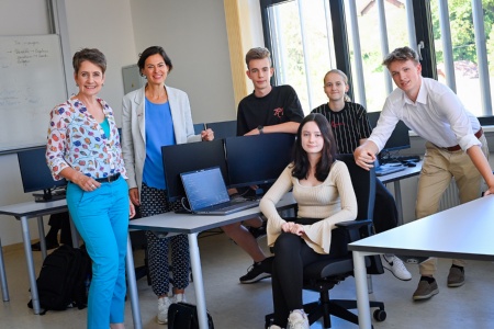 von links nach rechts: Sabine Herlitschka (Vorstandsvorsitzende Infineon Technologies Austria AG),  Silvia Angelo (Mitglied des Vorstands der ÖBB-Infrastruktur AG), Felix Wernisch (ÖBB-Lehrling), Celina Müller (Infineon IT-Lehrling), Larissa Canori (ÖBB-Lehrling), Michael Wohlesser (Infineon IT-Lehrling)