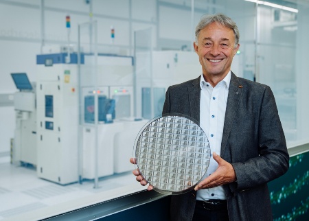 Thomas Reisinger, Vorstand für Operations  bei Infineon Technologies Austria: “Wir sind sehr stolz, mit der Entwicklung der Technologie zur industriellen Herstellung der weltweit ersten 300mm-Power-Galliumnitrid-Wafer einen bahnbrechenden Meilenstein erreicht zu haben. Unser Villacher Team hat maßgeblich zu diesem Konzernerfolg im Bereich der Leistungselektronik beigetragen, der ein wichtiger Hebel für die Dekarbonisierung und Digitalisierung ist. In den letzten Jahren wurden in Villach, als globales Kompetenzzentrum für Leistungselektronik, wesentliche Investitionen in die Weiterentwicklung der Halbleitermaterialien Galliumnitrid und Siliziumkarbid getätigt. Mit dieser Weltneuheit haben wir einmal mehr bewiesen, dass Innovation in unserer DNA steckt. Wir bauen unser Know-how stetig aus und treiben unsere Innovationsführerschaft in einem globalen Team konsequent voran."