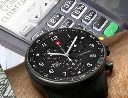 The sapphire crystal with payment chip from Infineon turns every watch into a contactless payment device. ©Winwatch