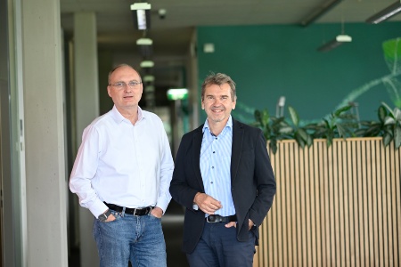 Geschäftsführer Infineon IT-Services GmbH Hansjörg Sonnleitner und Hugo Auernig. ©Infineon Austria 