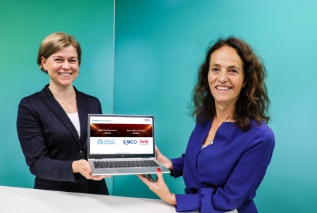 Infineon ehrt Lieferanten für ausgezeichnete Leistungen im Bereich Nachhaltigkeit mit dem Green Award, links: Corinna Wolf (Infineon Chief Sustainability Officer), rechts: Angelique von der Burg (Infineon Chief Procurement Officer) 