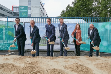 Spatenstich für das neue Büro- und Verwaltungsgebäude am Innovations- und Fertigungsstandort Infineon Warstein: Andreas Höfner, Managing Director GARBE Institutional Capital; Arne Kohring, Sprecher der Betriebsleitung Infineon Warstein; Hendrik Wüst, Ministerpräsident des Landes Nordrhein-Westfalen; Jochen Hanebeck, Vorstandsvorsitzender der Infineon Technologies AG; Diana Vitale, Vorsitzende des Betriebsrats Infineon Warstein und Mitglied des Aufsichtsrats der Infineon Technologies AG; Thomas Schöne, Bürgermeister der Stadt Warstein (von links nach rechts)