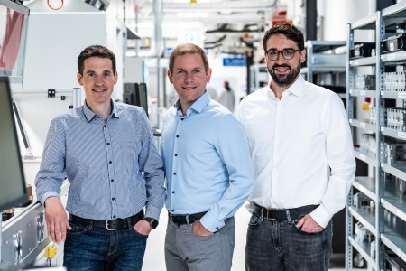 Das Team um Dr. Konrad Schraml (Mitte), Dr. Caspar Leendertz (r., beide Infineon) und Prof. Dr. Thomas Basler (TU Chemnitz) das 3300V CoolSiC XHP2 Hochleistungsmodul zur Serienreife gebracht.