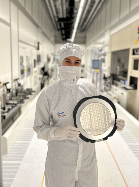 Technische Projektleiterin Dr. Silke Auchter mit Infineon Wafer, der Quantinuum Ionenfallen-Chips enthält